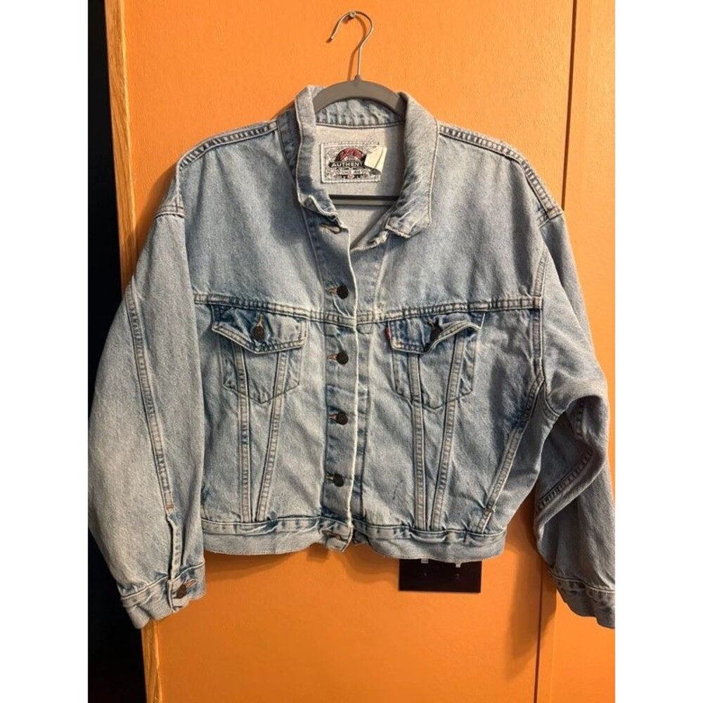 Vintage 90s Levi’s light wash denim jacket coat distressed women’s sz M medium